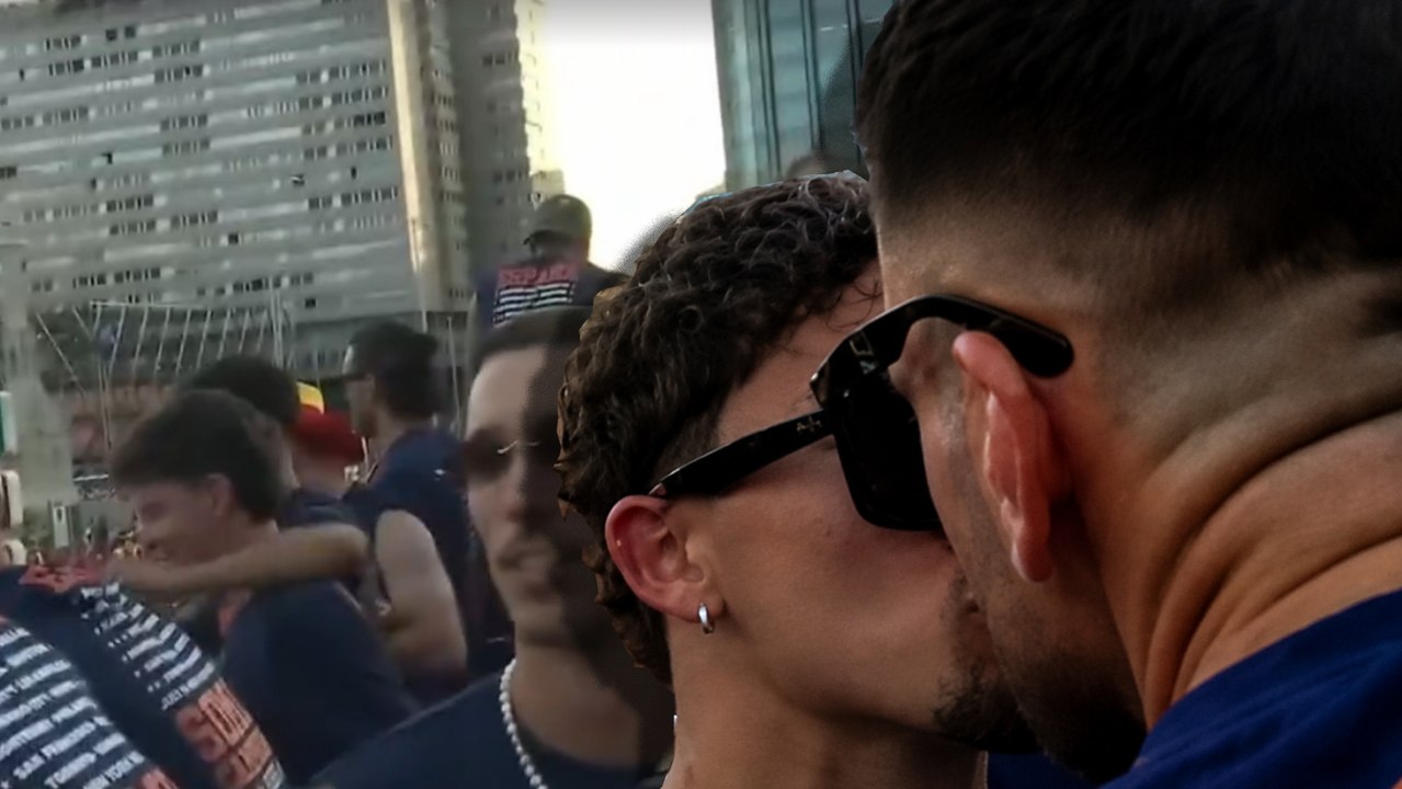 El beso en la boca de Yeremy Pino y Unai Simón en plena rúa de la selección española por Madrid 