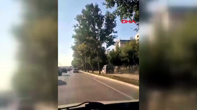 Hafif ticari aracıyla kaldırımda ilerleyip, yayalardan yol istedi