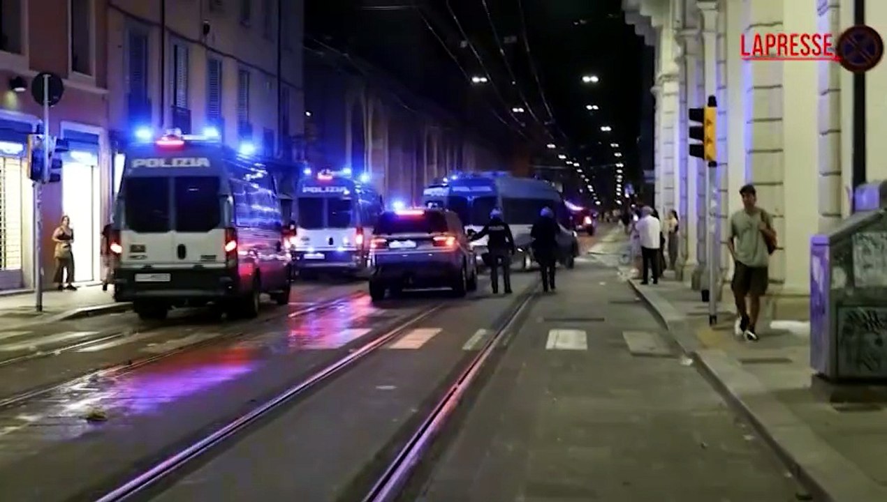 Bologna, guerriglia al corteo per Fakir: 11 feriti lievi e auto in fiamme