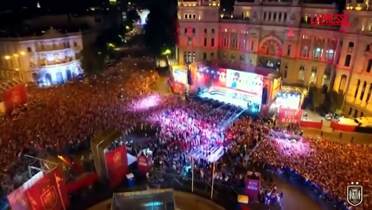 Spagna campione del mondo, la festa con i tifosi a Madrid