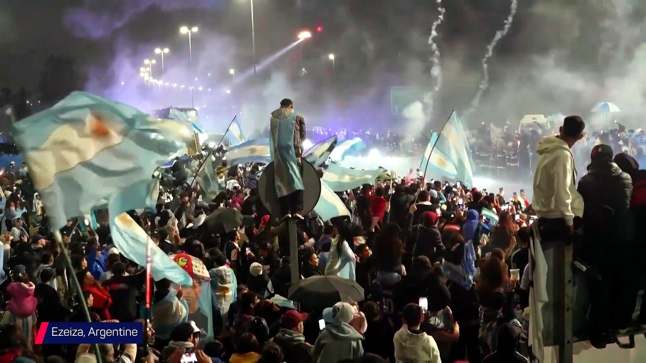 Des milliers de fans présents sous la pluie pour accueillir l'Albiceleste