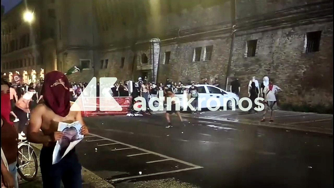 Caso Fakir, guerriglia a Bologna: barricate, lacrimogeni e auto in fiamme