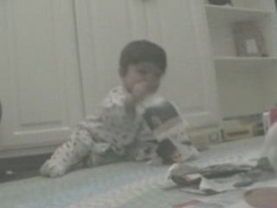 Bebê rasgando papel