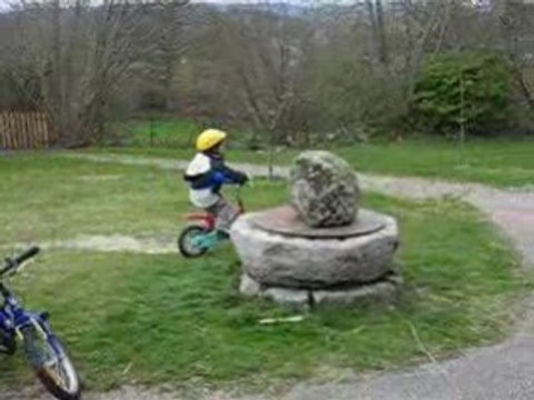 14.04.2008 15h44 film enzo fait du vélo sans roulette !!