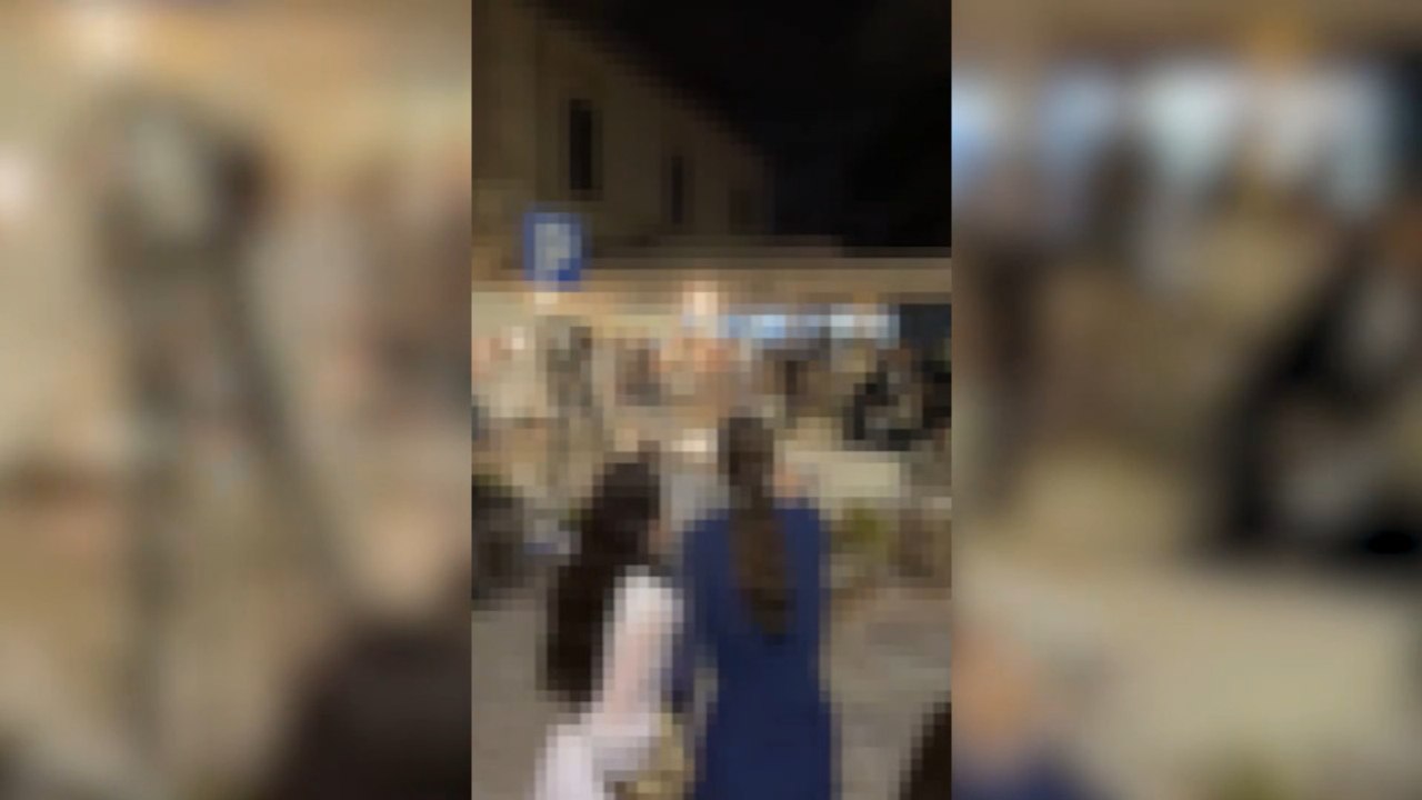 Forte dei Marmi, maxi rissa a colpi di sedie. E volano anche biciclette
