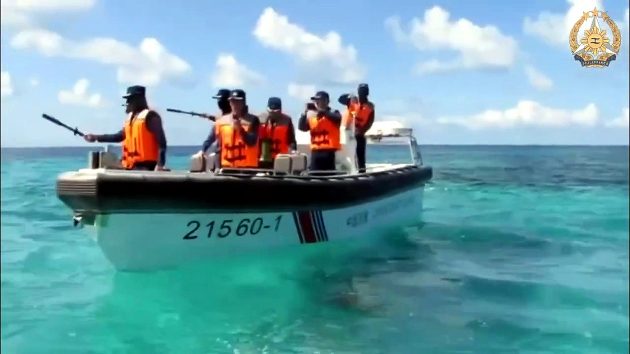 Cina-Filippine, scontro in mare con manganelli e remi