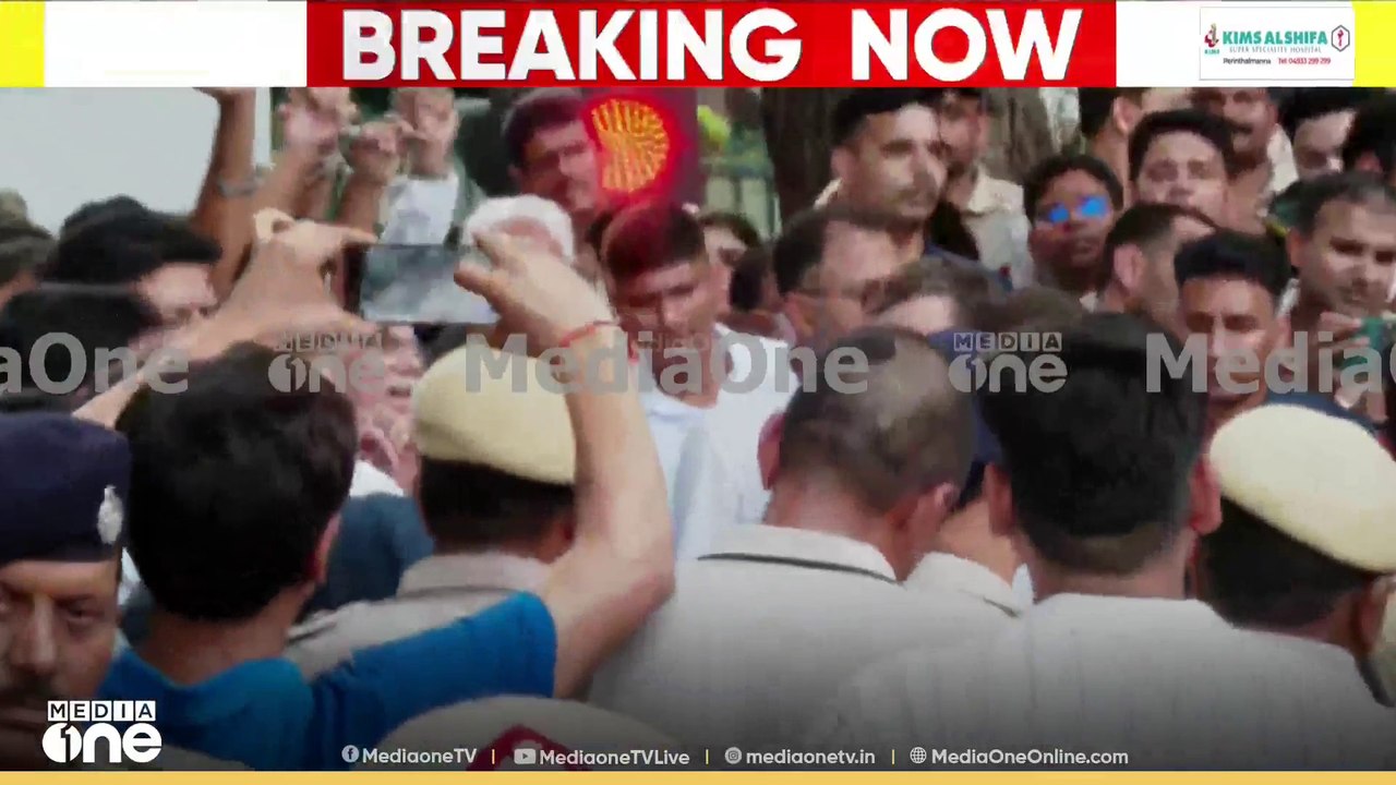 കുത്തിയിരുന്ന് പ്രതിഷേധിച്ച് കോൺ​ഗ്രസ് എംപിമാർ; ഡൽഹിയിൽ ആളിക്കത്തി 'അപ്രതീക്ഷിത' പ്രതിഷേധം