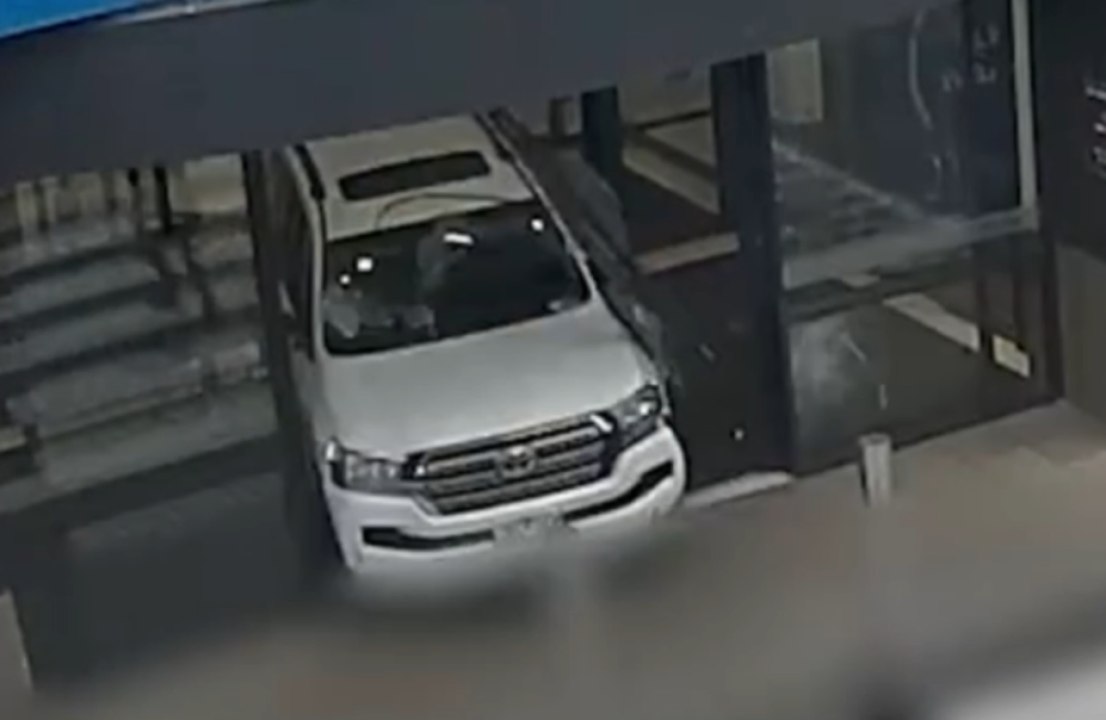Ruba un'auto e la guida nel centro commerciale: arrestato dopo il folle gesto