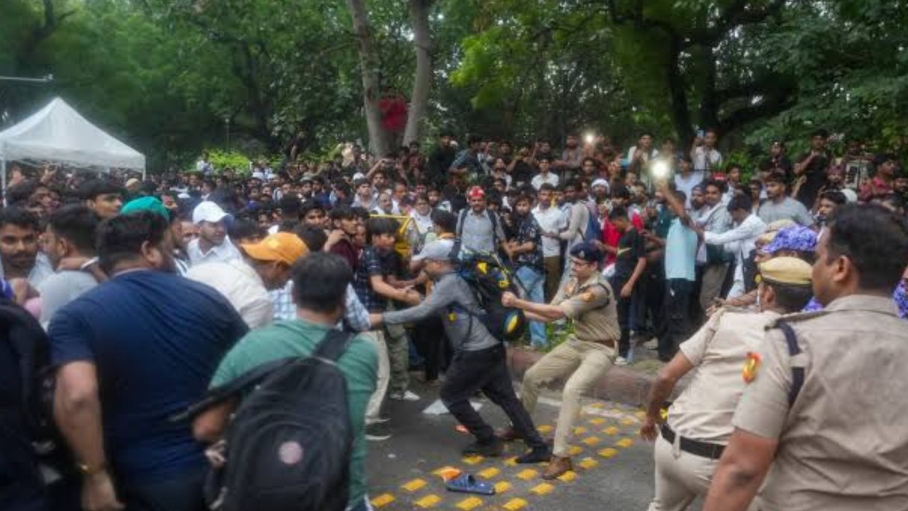 ದಿಲ್ಲಿಯಲ್ಲಿ ಕಾಕ್ರೋಚ್ ದರ್ಬಾರ್.. ಮಹಾ ಕ್ರಾಂತಿ ಶುರು! ಕೇಂದ್ರದ ವಿರುದ್ಧ  ಯುದ್ಧಕ್ಕೆ ಧುಮುಕಿದ CJP ಯುವಕರು!