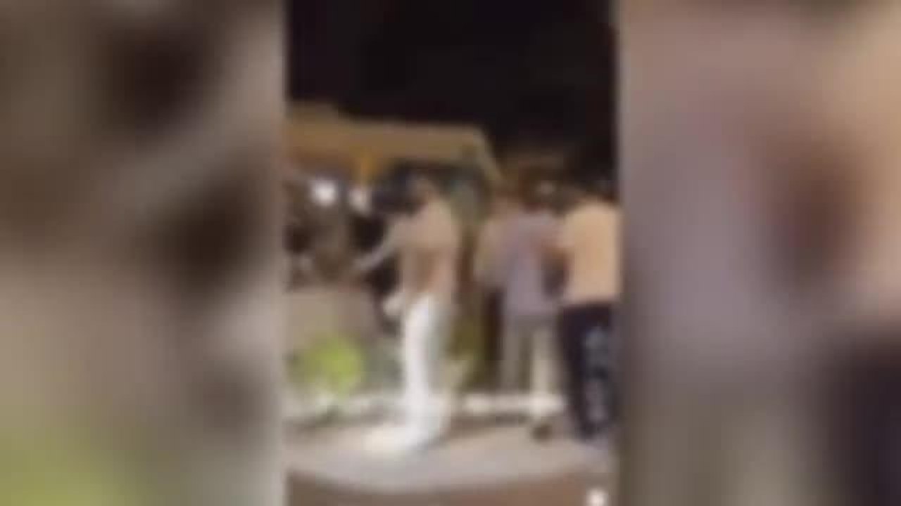 Forte dei Marmi, rissa in pieno centro nel locale storico: volano sedie e tavolini
