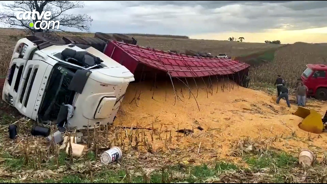 Carreta com 750 sacas de milho tomba em estrada rural de Toledo