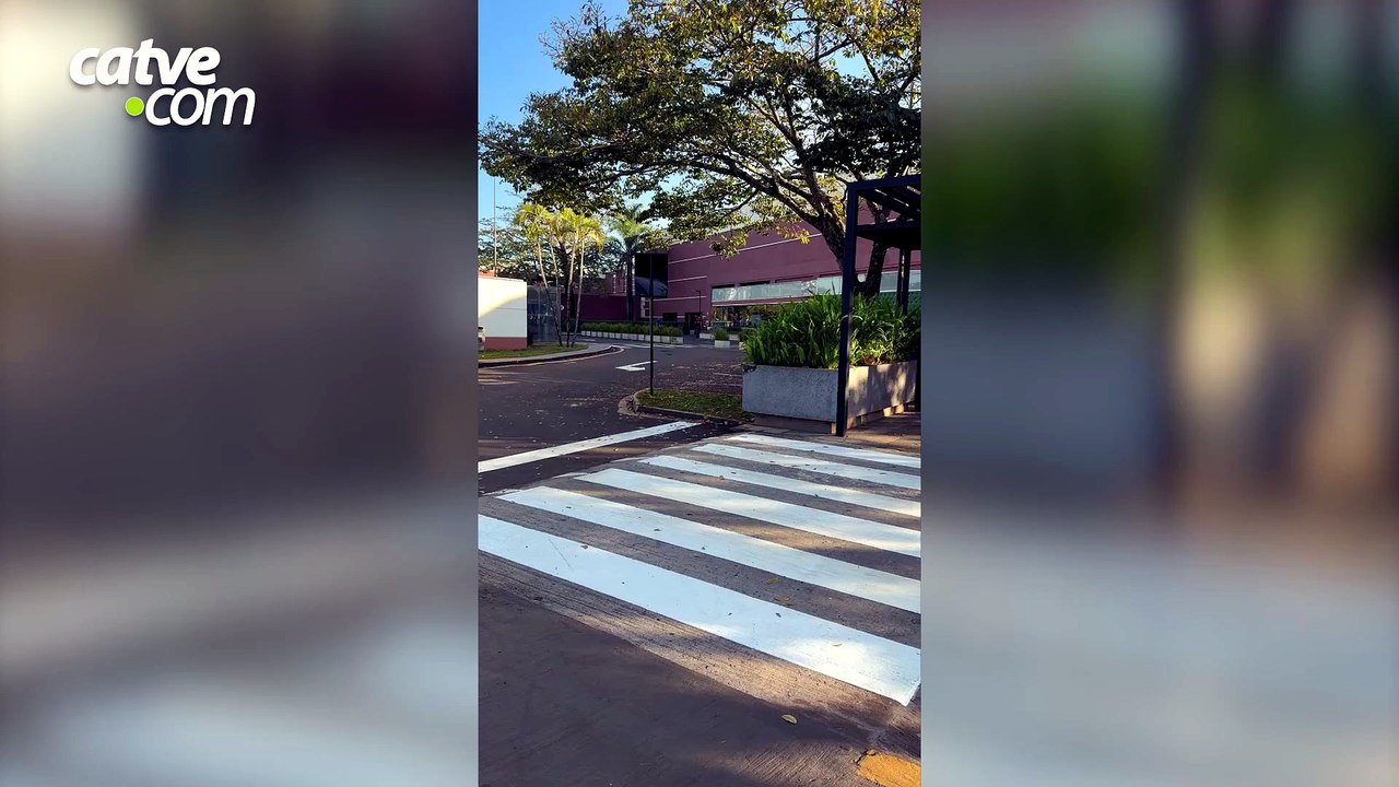 Ladrões se escondem no forro de shopping para furtar lojas, mas um deles acaba preso