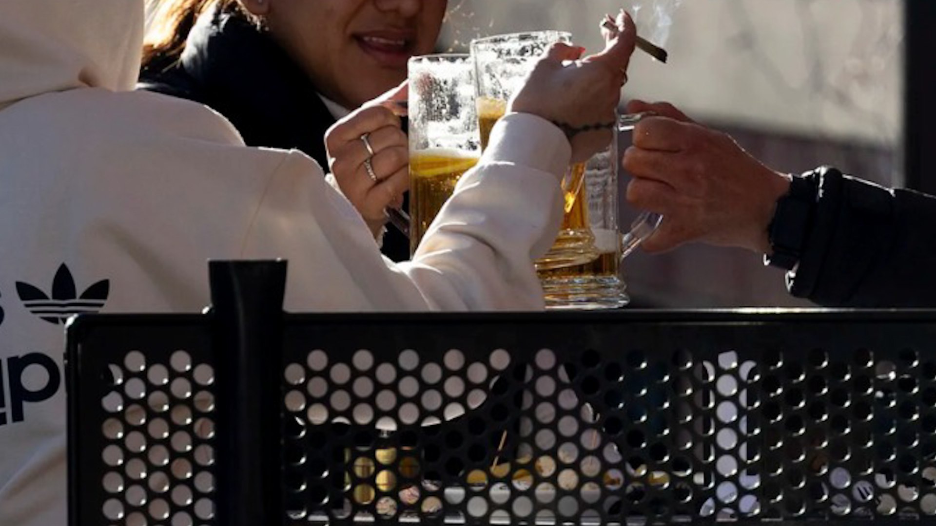 Prohibidos los 'vapers' y sanciones al consumo en menores: así es la reforma que busca acorralar al tabaquismo