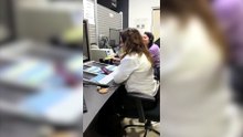 Una controladora aérea del aeropuerto de Córdoba dandole la bienvenida y agradeciéndole a los jugadores de la selección