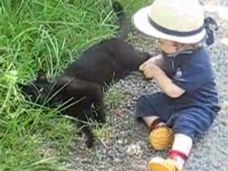 Blanche dehors avec le chat