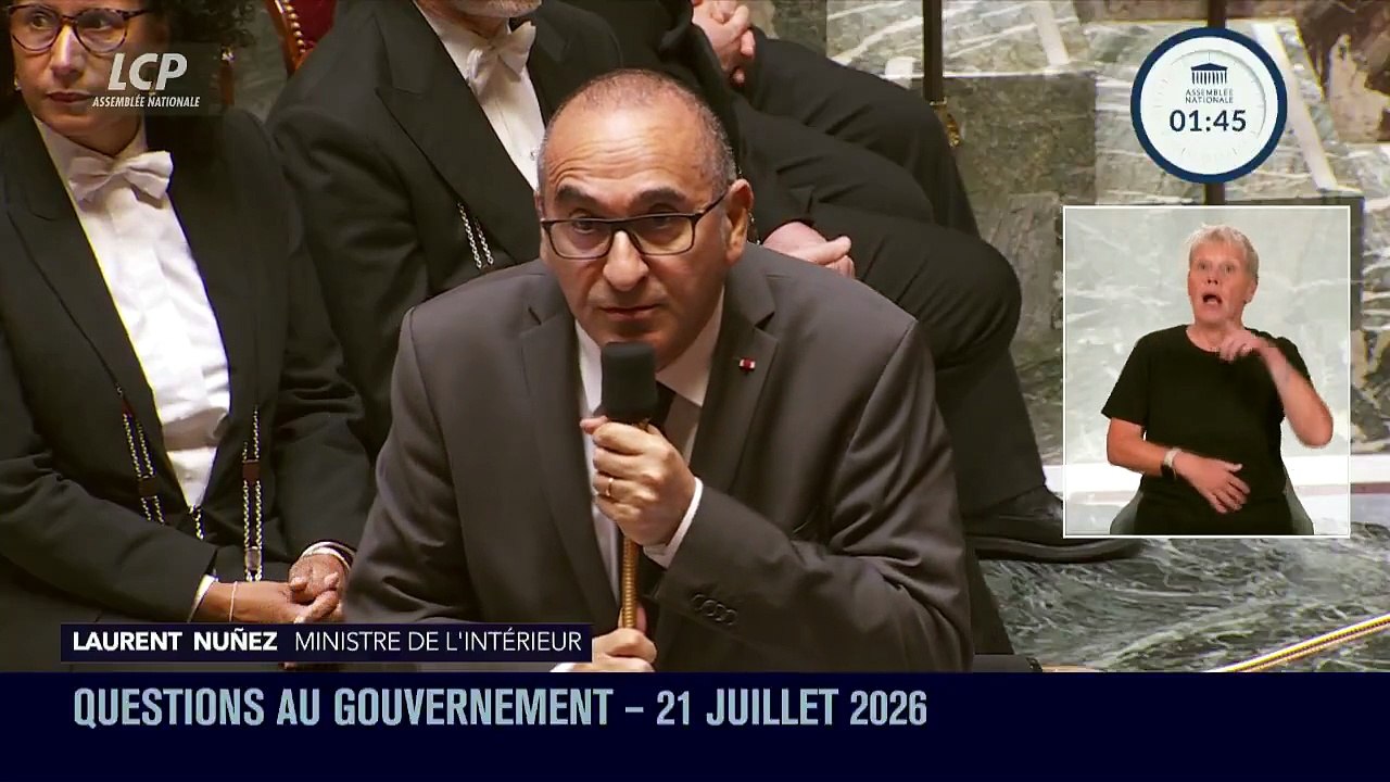 Incendie à Mérignac: Laurent Nunez  annonce la mort de deux sapeurs-pompiers qui combattaient un incendie en Gironde. "J'ai une pensée très forte pour ces deux sapeurs-pompiers, pour leur famille, et je me rendrai dès que possible sur place."