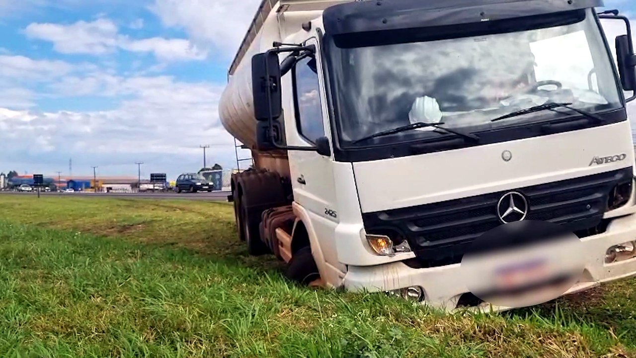 Caminhão carregado com ração bate na traseira de Hilux na BR-277, em Cascavel
