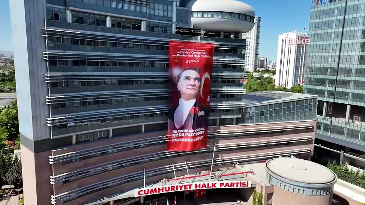 Özel 'Yeni parti' dedi: CHP Genel Merkezi’ne Atatürk pankartı asıldı