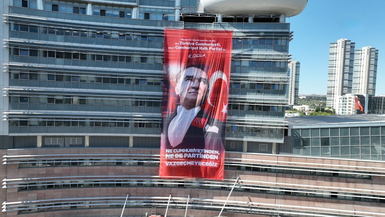 Özgür Özel'in 'yeni parti' açıklamasına CHP Genel Merkezi pankartla karşılık verdi: Ne cumhuriyetinden ne de partinden vazgeçeceğiz