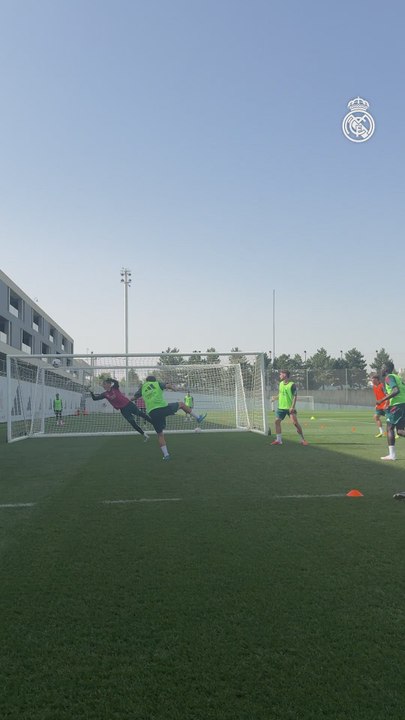 Arda Güler marca un golazo en el entrenamiento y la reacción de Gonzalo es imperdible
