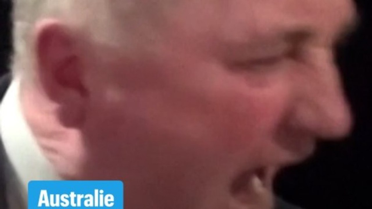 Un homme politique hurle sur un chien en pleine interview