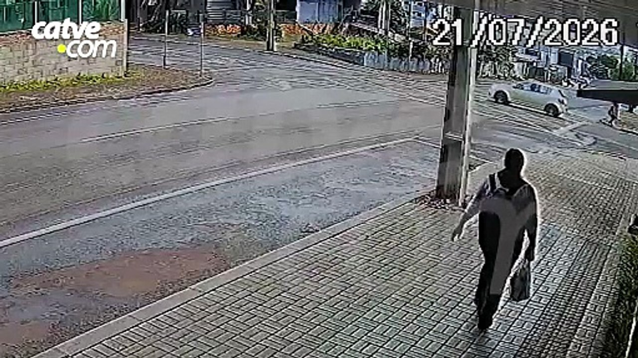 Motorista avança a preferencial, bate em carro e quase invade panificadora; vídeo