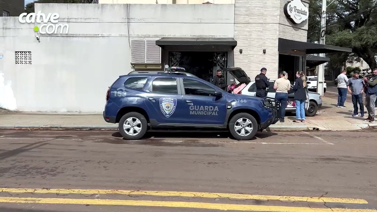 Forte batida danifica entrada de padaria e deixa carro destruído no Centro de Cascavel