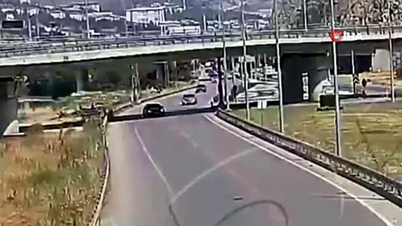 Kavşağı kaçırdı kazaya yol açtı: 4 kişinin yaralandığı feci kaza kamerada