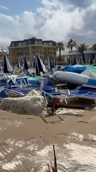 Tromba d'aria a Civitanova: caos in spiaggia