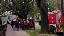 Un camión recolector sufrió un desperfecto mecánico y quedó suspendido de la muralla de contención del parque Xibi Xibi