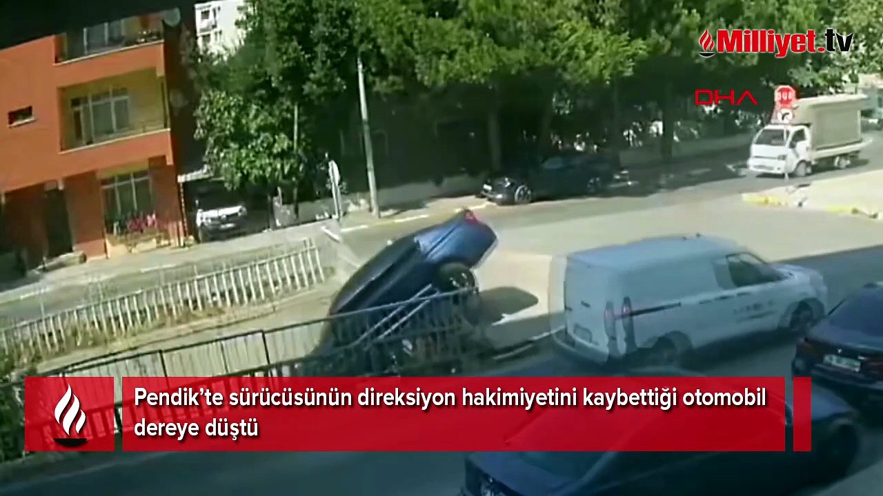 Pendik'te otomobilin dereye uçtuğu kaza kameralara yansıdı