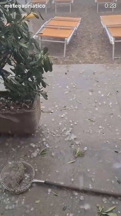 Bufera di grandine in spiaggia a Pesaro