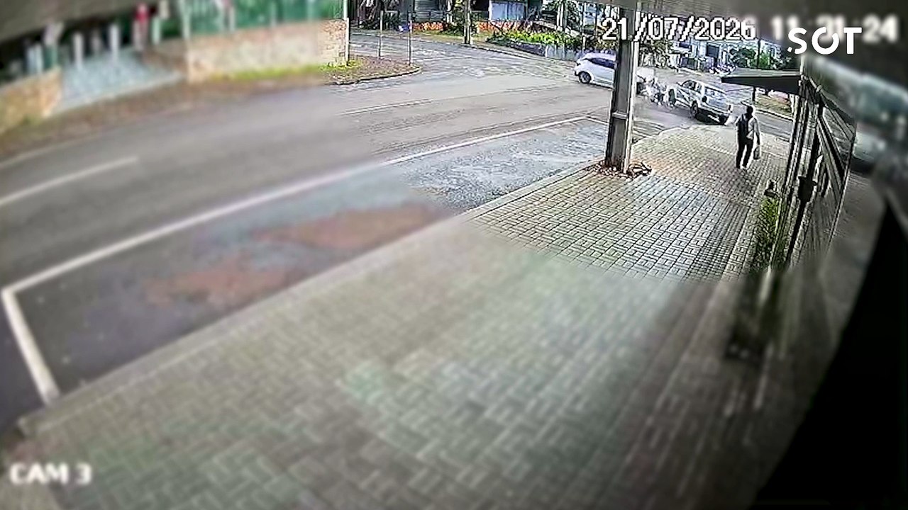 Gol é arremessado contra panificadora após forte batida em cruzamento no Centro de Cascavel