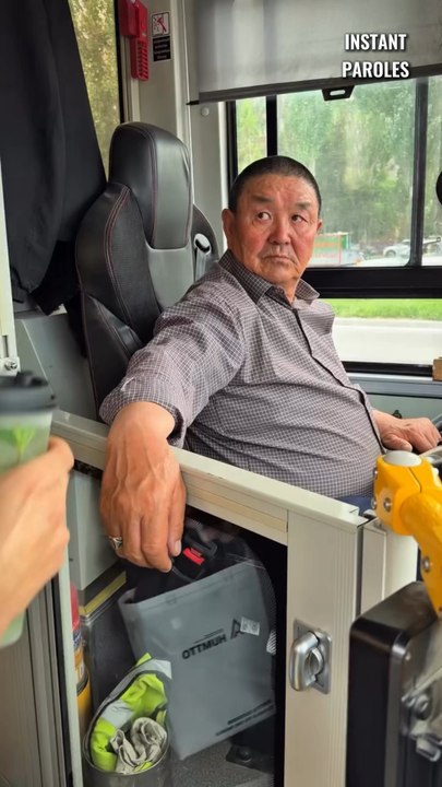 Ce café offre des boissons fraîches à ces conducteurs de bus