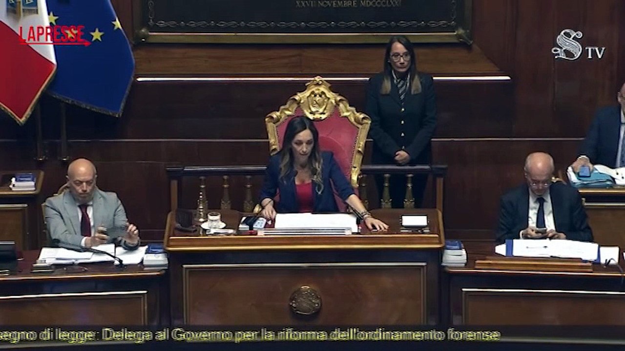 Caso Delmastro, M5S al Senato occupa banchi governo: cartelli "fuori le chat"