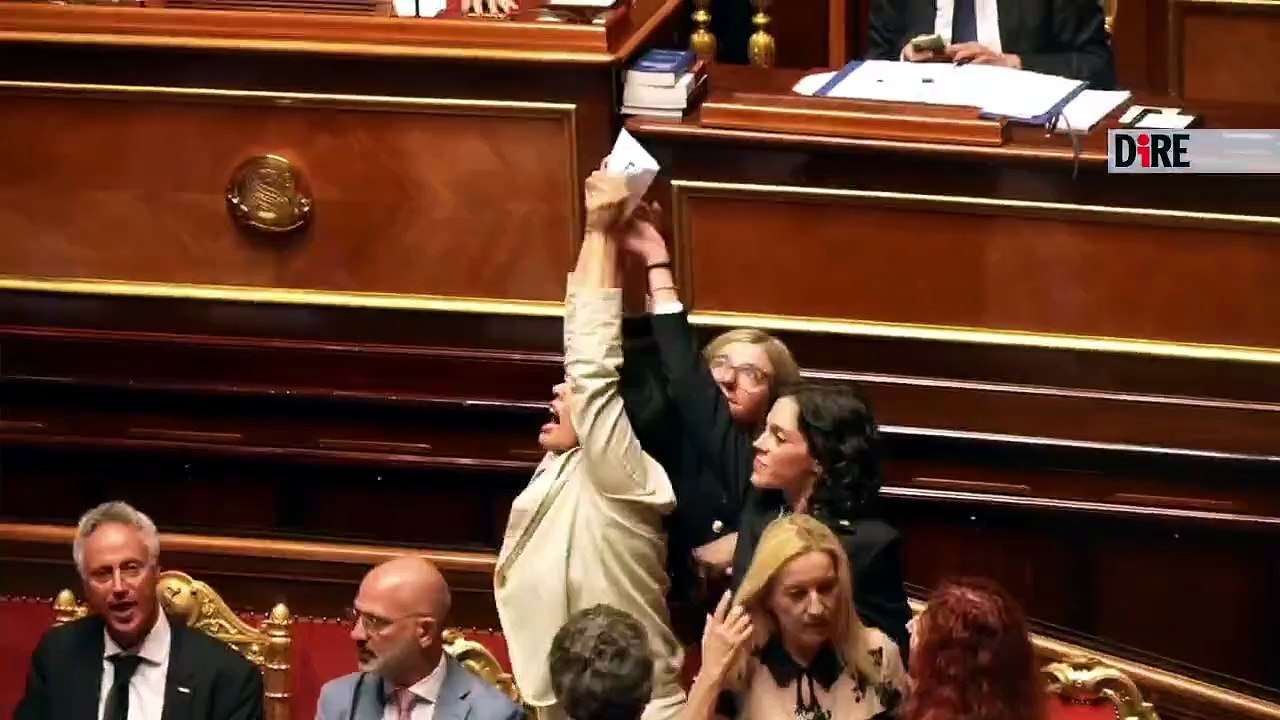 Negata la richiesta di accesso alle chat di Delmastro. Bagarre al Senato: il M5S occupa i banchi del governo
