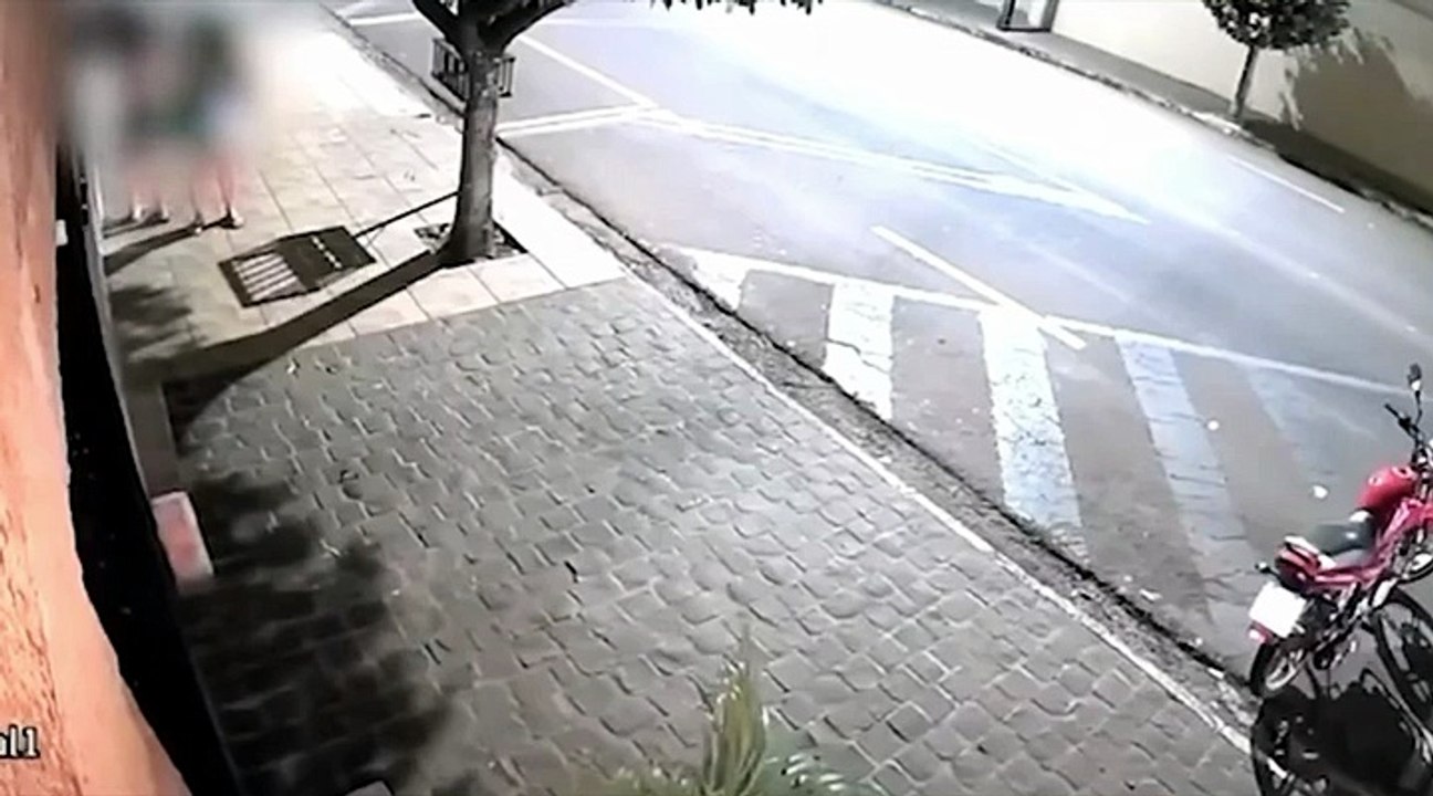 Após final da Copa do Mundo, argentino que mora no Brasil é atacado com bomba e bilhete na porta de casa; veja vídeo