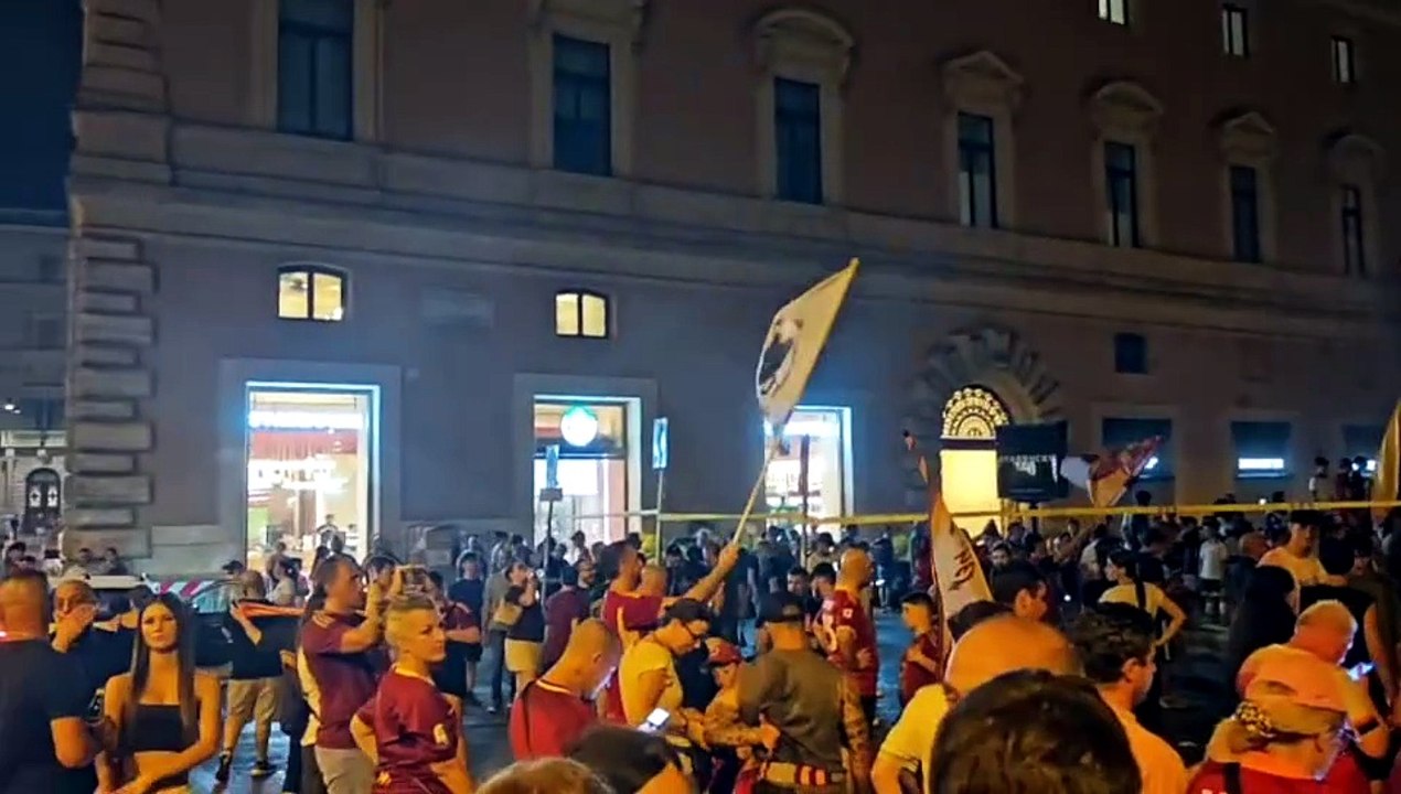 I tifosi della Roma in piazza per festeggiare i 99 anni del club