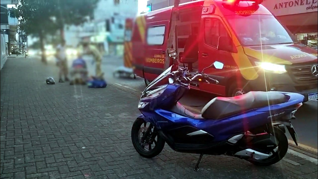 Mulher de 32 anos sofre acidente de moto e fica ferida na Rua Rio Grande do Sul