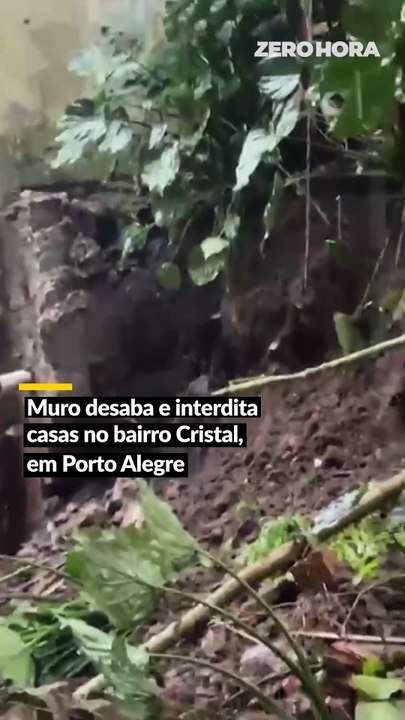Muro desaba e interdita casas