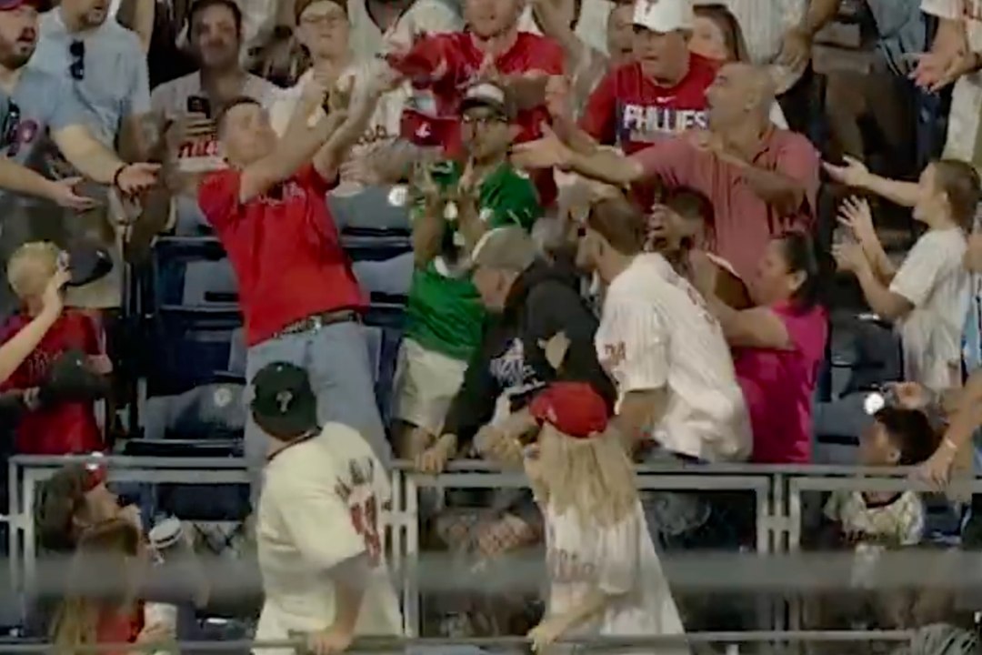 Un aficionado de los Phillies desata la polémica tras arrebatarle una pelota de jonrón a otro espectador