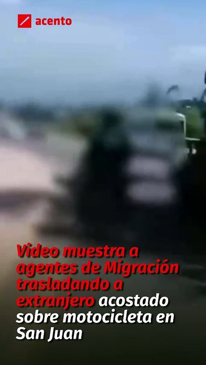 Video muestra a agentes de Migración trasladando a extranjero acostado sobre motocicleta en San Juan