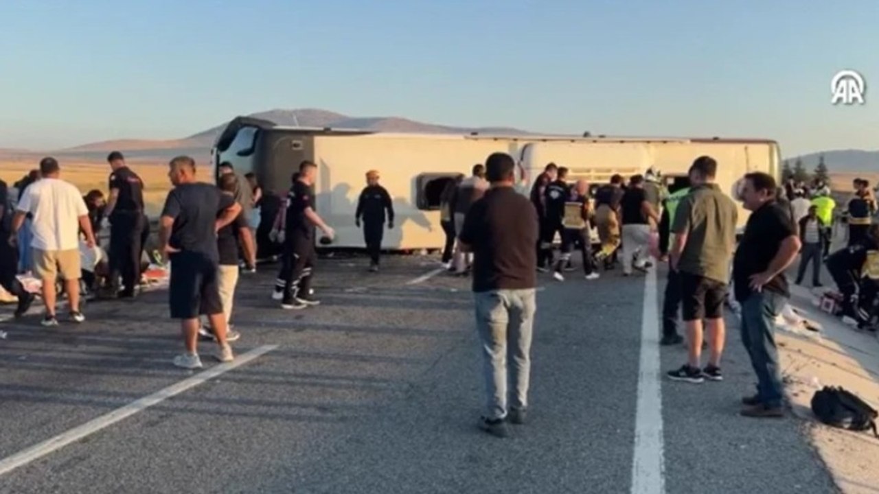 Kütahya'da yolcu otobüsü bariyerlere çarpıp devrildi