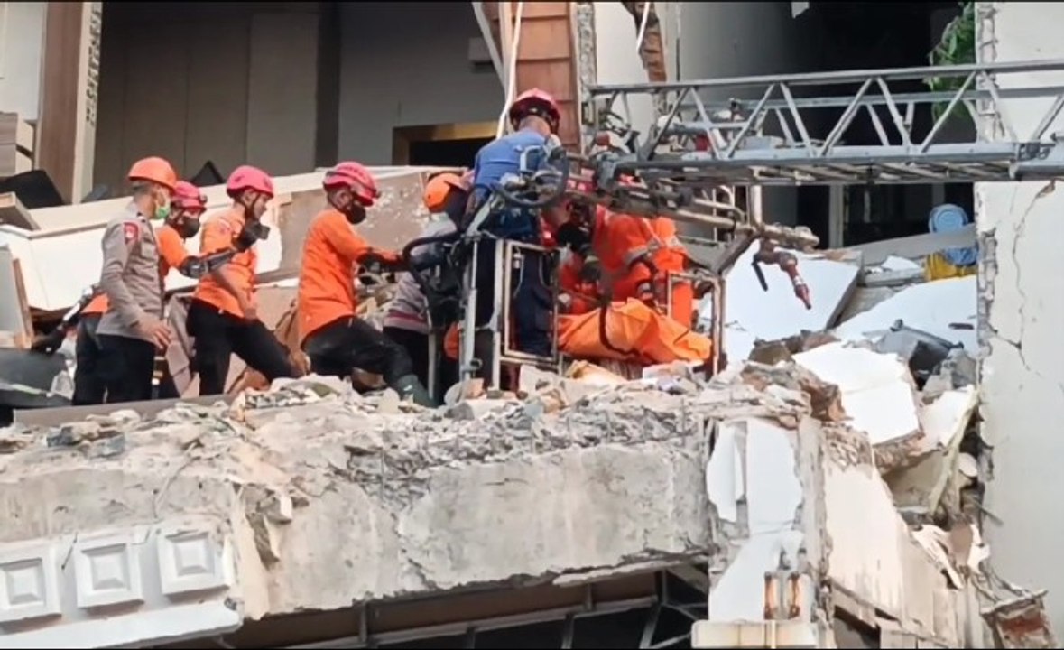 Detik-detik Proses Evakuasi Korban Terakhir Ledakan di Komplek Grand Polonia Medan