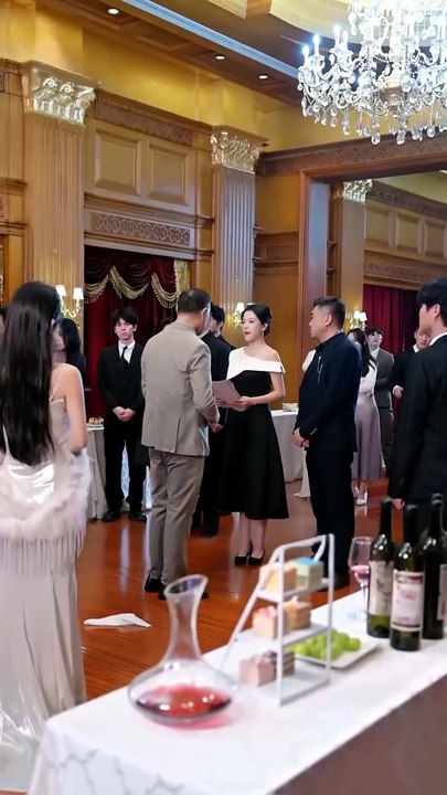 (229)_Tổng tài bị ép cưới cô gái quê. Ai ngờ cô ấy là đại ca xã hội đen, lại còn là nữ hoàng cướp tim anh