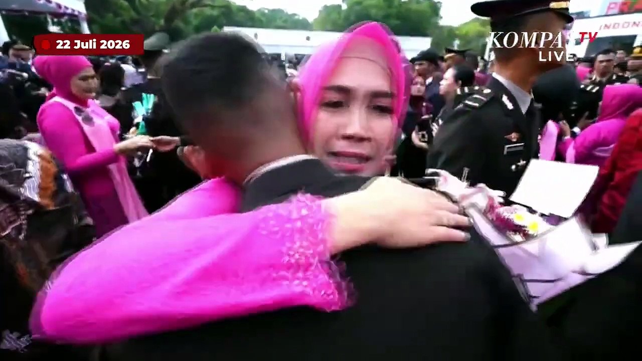 Tangis & Peluk! Momen Haru Perwira TNI-Polri Bersama Keluarga Usai Jalani Pelantikan