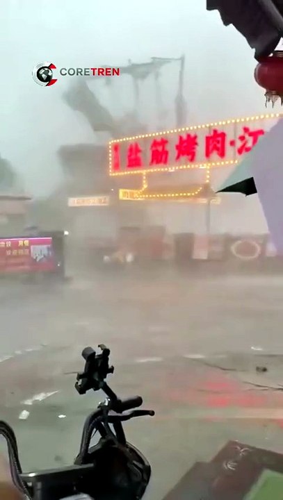 Powerful storm winds sweep through Xi'an, China.
