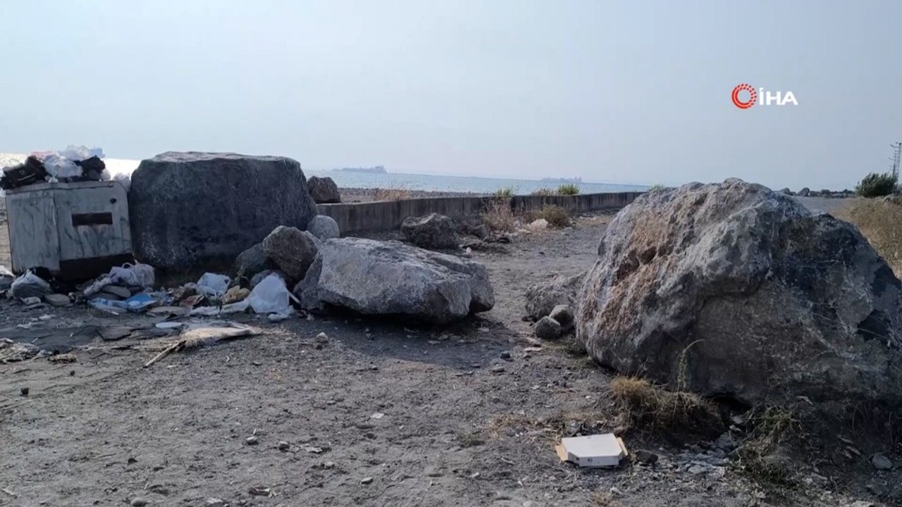 Sahil yolunu duvar ve taşlarla kapattı