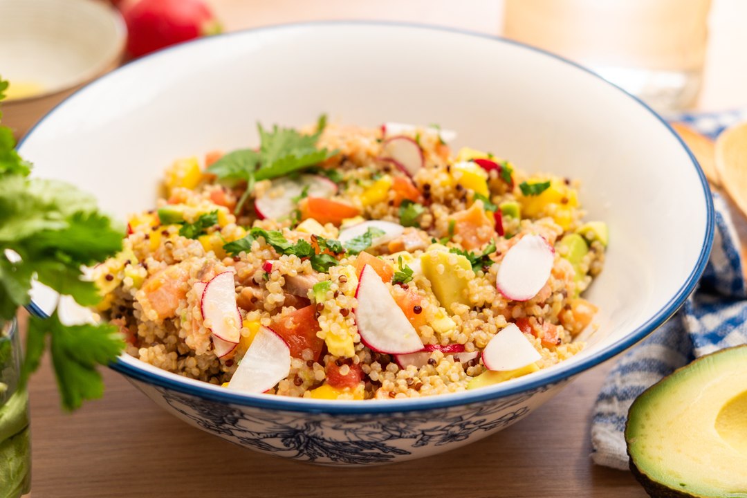 Ensalada de quinoa mango y salmón