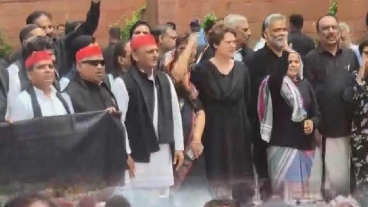 NEET और पेपर लीक मुद्दे पर संसद में कांग्रेस का विरोध, काले कपड़ों में पहुंचे सांसद!